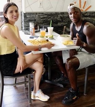 SbastienMlires1's tweet image. 🇪🇨El campeón del Mundial de Clubes Moisés Caicedo disfrutó un encebollado en el restaurante ecuatoriano Ñaño 593 en New Jersey.
Ya está de vacaciones con su pareja Paola Salazar y pronto viajará a Ecuador. Un balón de bronce para el mundo. ¡Festeja Santo Domingo!