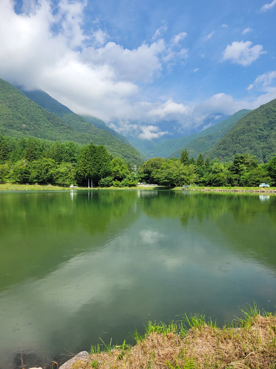 komaganePR's tweet image. おはようございます。
今朝の #駒ヶ根 は晴れです。
山の上は雲が厚く、千畳敷カールのライブカメラ映像ではあたり一面真っ白なようです。
#駒ヶ岳ロープウェイ 、今朝は運行していますが大雨や雷等で運転見合せになる場合がありますのでご承知おきくたさい🙇
今日も1日、行ってらっしゃい!