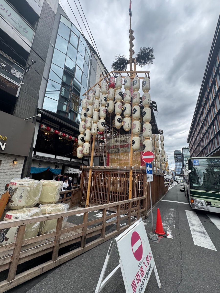 祇園祭が始まりました！
何店舗かに向けてお土産作成しているのですが、なかなか凝った物が多いですよ😎
毎度情報は言えませんが…（笑）
皆さんの手に渡ることを楽しみにしております！！