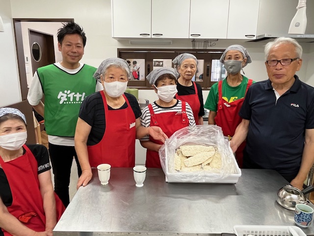 dynamjp's tweet image. 長女です🌈
#ダイナム 新潟東店、白根店が子ども食堂「oh!gata~みつばちの巣箱~」の運営に協力🐝✨#三陸常磐もの #さんまフライ 100枚を寄贈し子ども達の遊び相手と片付けをお手伝いしました🍽🧹…