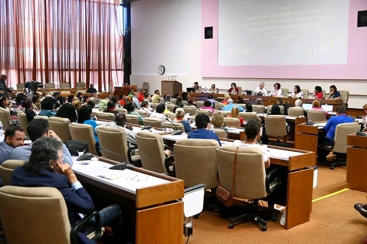 Para que logremos la verdadera transformación digital hay que llegar hasta la casa de todos los cubanos, afirmó el Presidente  <a href="/DiazCanelB/">Miguel Díaz-Canel Bermúdez</a>  en intercambio de las comisiones de Educación, Ciencia, Tecnología y Medio Ambiente y la de los Servicios.
#YoSigoAMiPresidente
