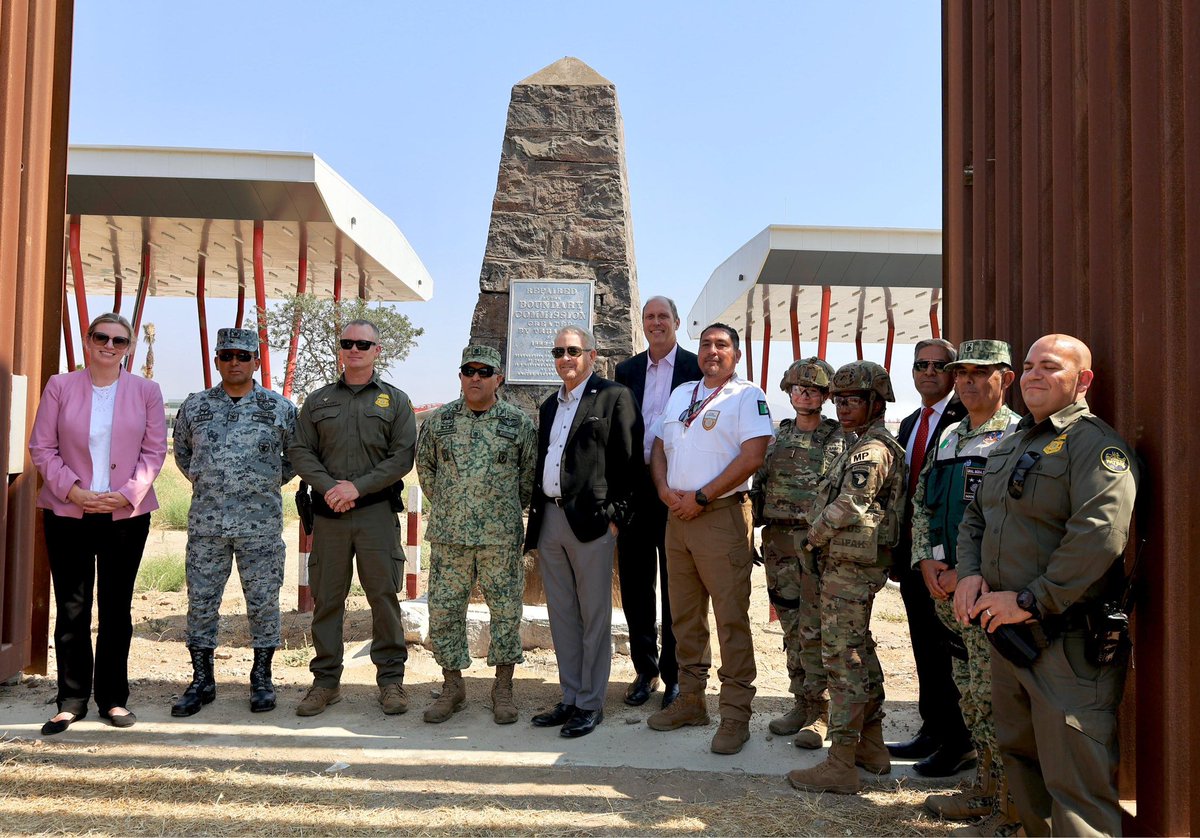 Durante mi visita a la región de #CaliBaja, constaté nuestros esfuerzos coordinados para frenar el tráfico de drogas hacia el norte y de armas hacia el sur. Ya sea por tierra, agua o túneles, los detendremos para proteger a nuestra gente.