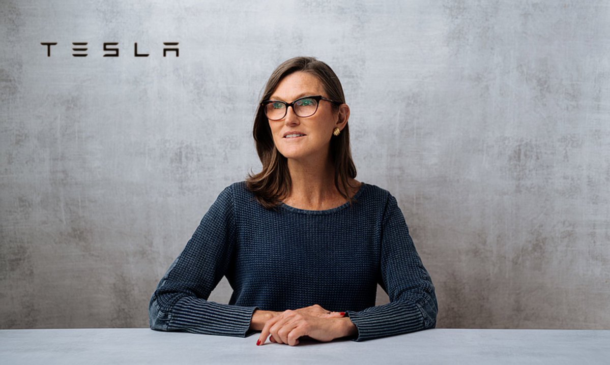 🚨 BREAKING: Cathie Wood di ARK Invest acquista 115.380 azioni di Tesla per quasi $100 milioni nel mese scorso