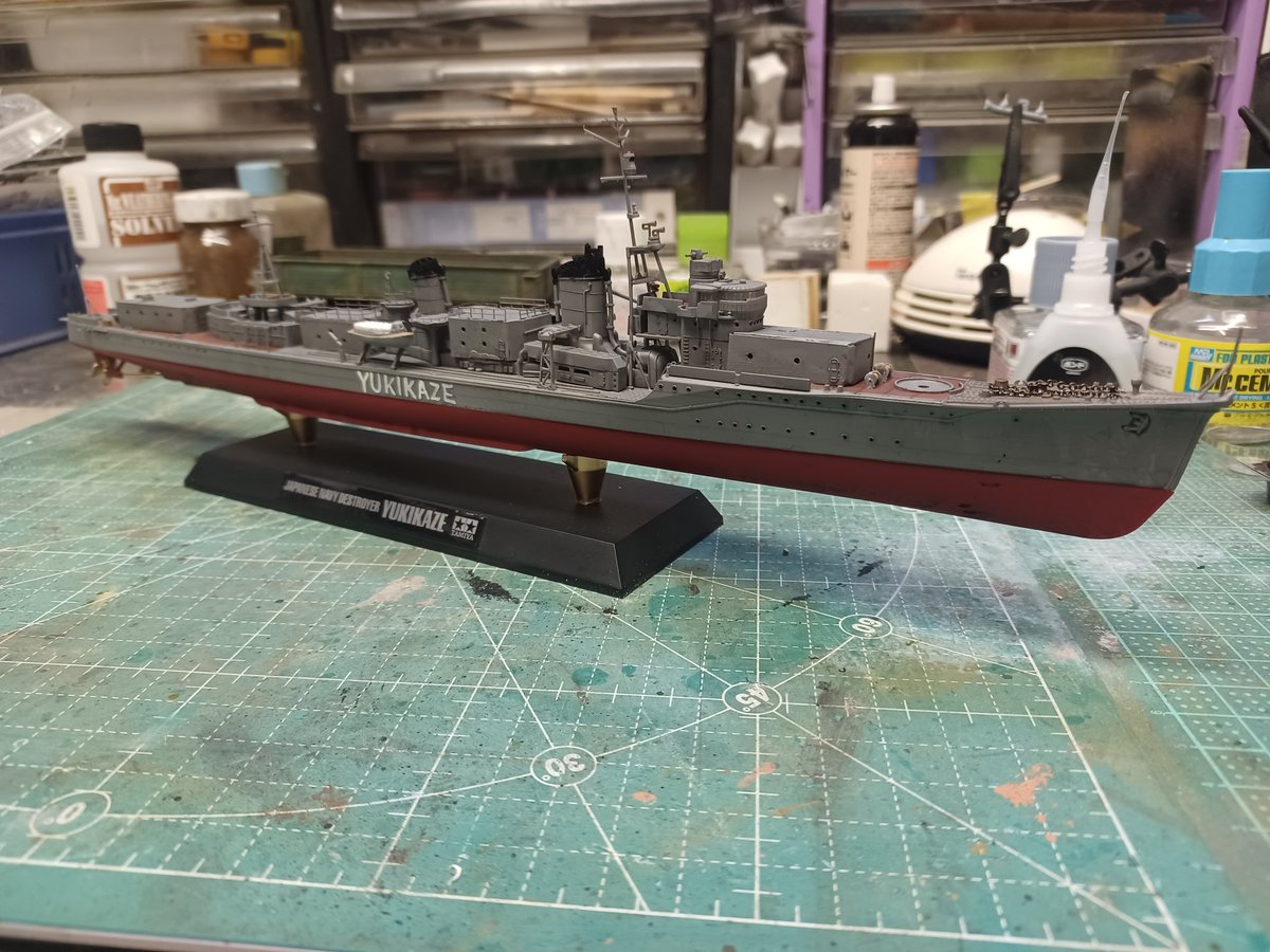 cO8FCBSUSTv1Z2's tweet image. #雪風
#タミヤ
1/350 タミヤ 雪風復員船仕様です✨
細かなパーツを付けて塗装して汚してこれにて完成です✨製作期間1週間
サクッと作ったのでこんなもんです。
嫁に怒られるだろうが玄関に飾ってやったぜ❗
皆さん映画観に行きます?私は行く🎥