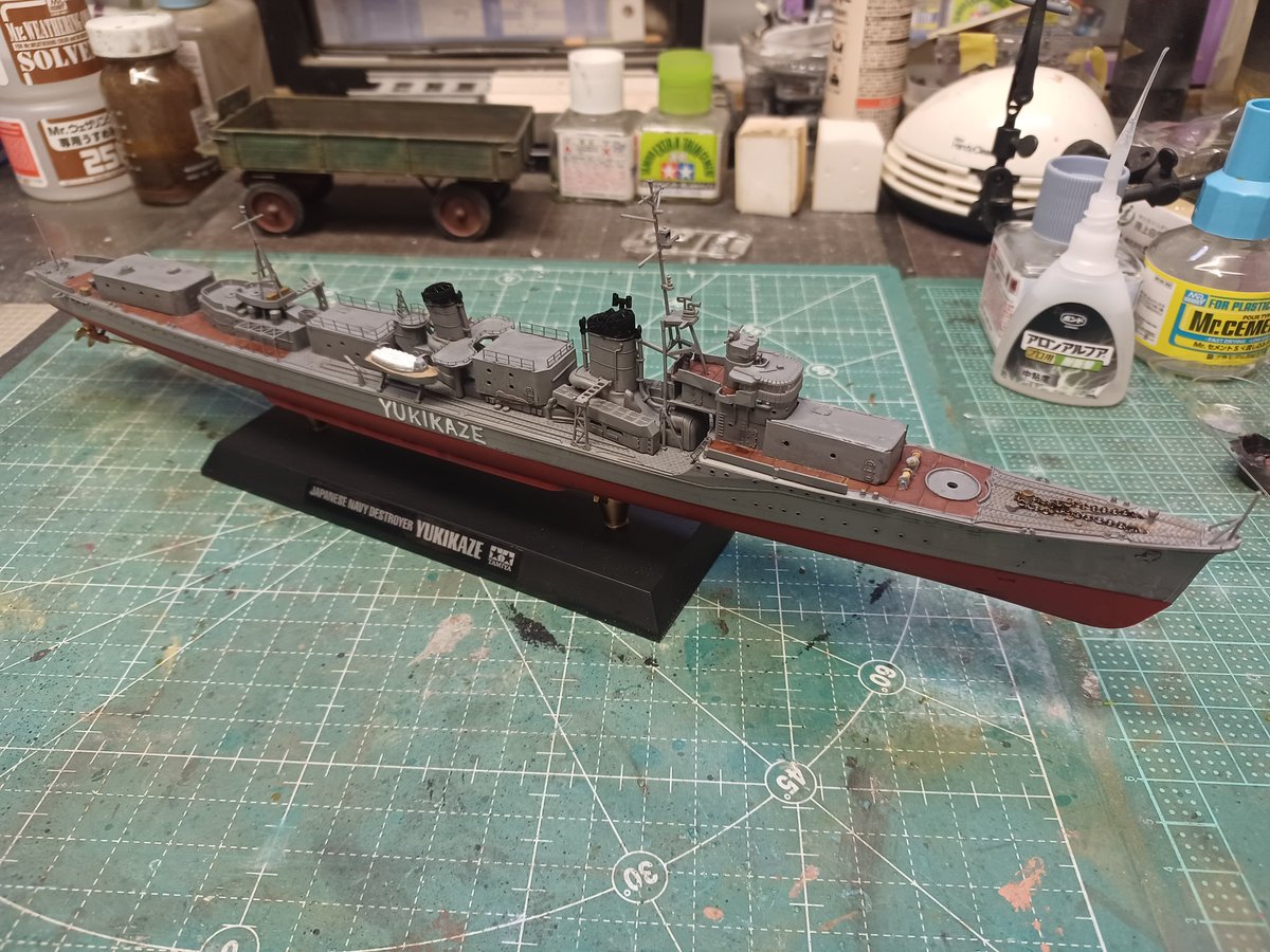 cO8FCBSUSTv1Z2's tweet image. #雪風
#タミヤ
1/350 タミヤ 雪風復員船仕様です✨
細かなパーツを付けて塗装して汚してこれにて完成です✨製作期間1週間
サクッと作ったのでこんなもんです。
嫁に怒られるだろうが玄関に飾ってやったぜ❗
皆さん映画観に行きます?私は行く🎥