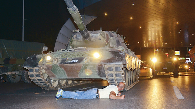 ◼️KÖTÜLÜK KOKAN MESAJIN ; soldaki vatan hainlerine mi yoksa sağdaki vatan evladına mı?