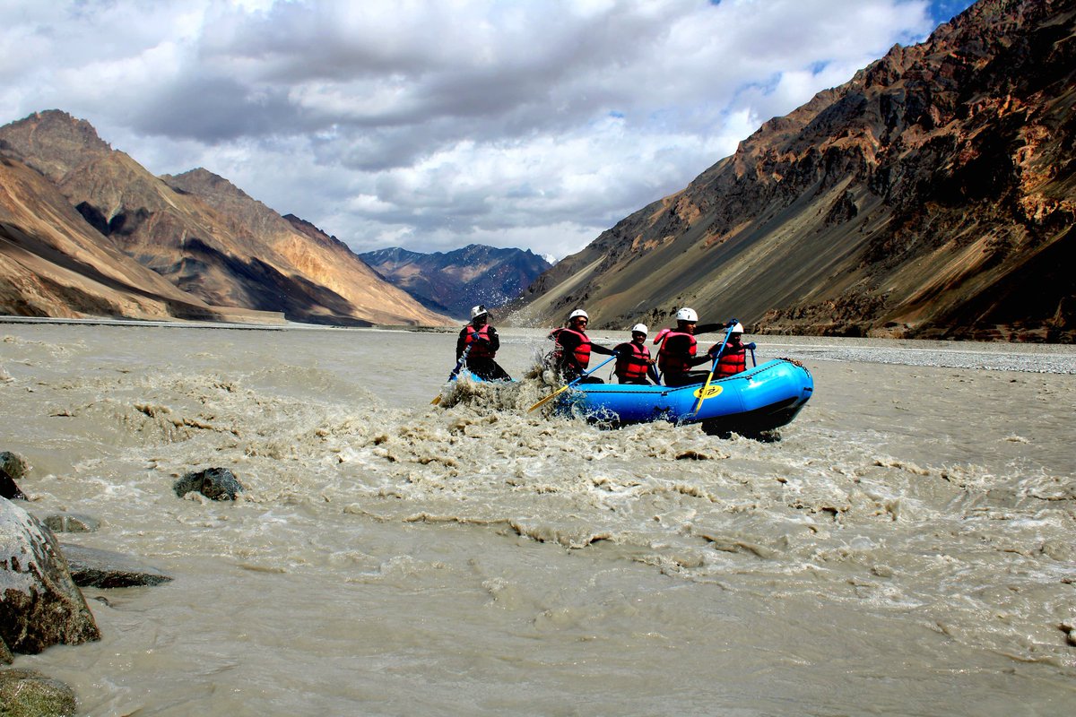 firefurycorps's tweet image. White Water Rafting: Ladakh

Altitude Meets Gratitude at Top of the World

Fire and Fury Corps paddled into history, displaying #extraordinary fortitude, by challenging rapids higher than ever before in the mighty &amp;amp; unforgiving #Shyok River @14,500 Ft to honour the gallant…
