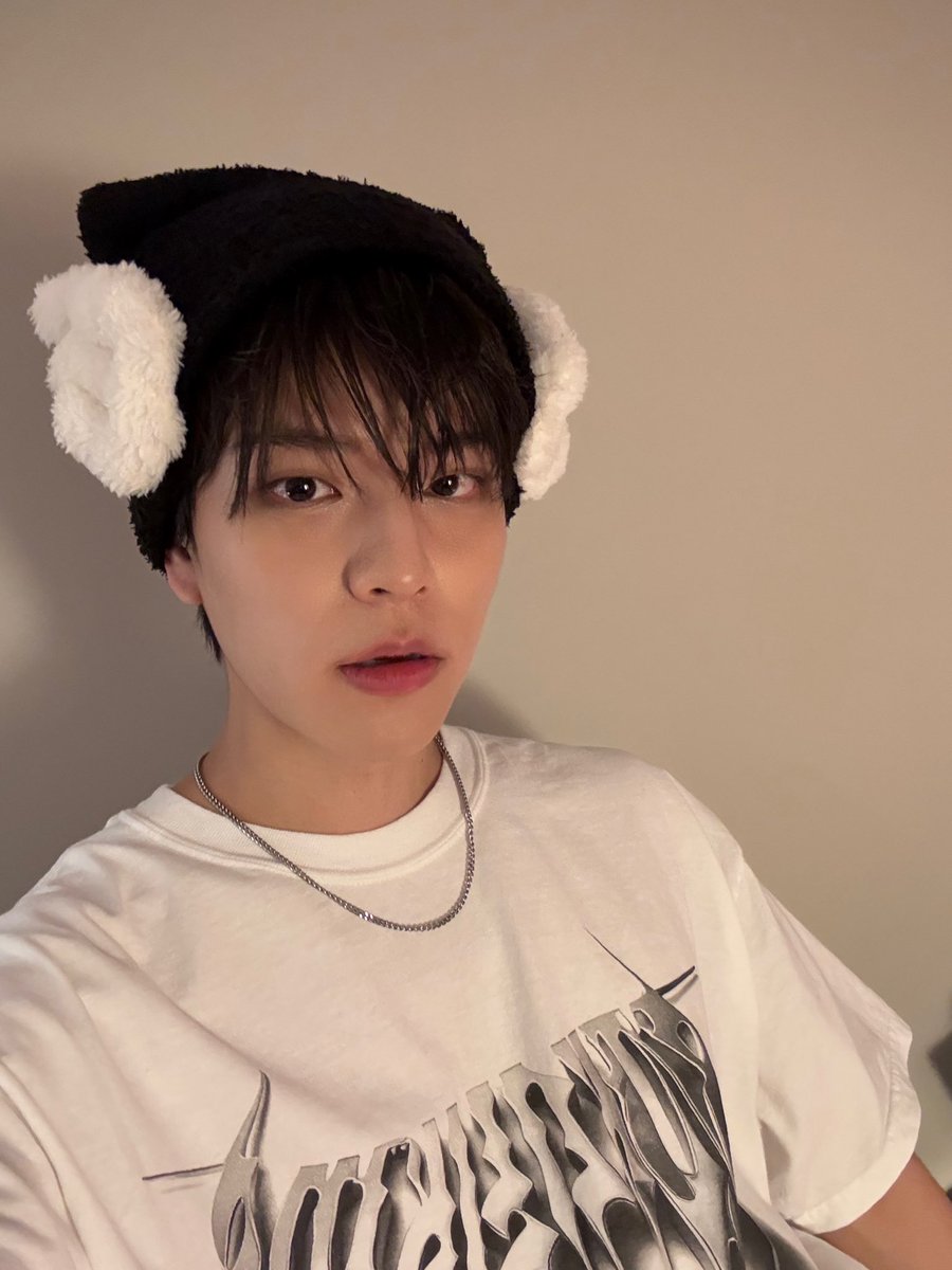 🐶 - 🌱
[160725] 7:35 AM KST
[160725] 12:35 AM CEST

*SELFIE

Hat with wings

I’m flying away~