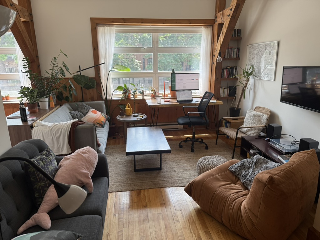 etiennefd's tweet image. I have way too much sitting space lol. but at least my new place is starting to look cozy *and* nice to work in!