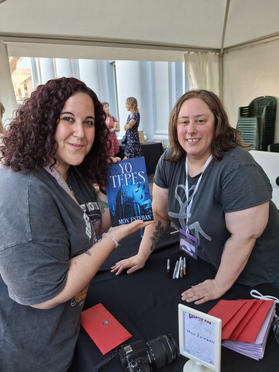 Primer día de <a href="/festivalcelsius/">Celsius 232</a> y primera firmita conseguida 😁 No puedo estar más orgullosa de <a href="/monestebanmon/">Montse</a>, de su libro y de donde ha conseguido llegar con él 💜