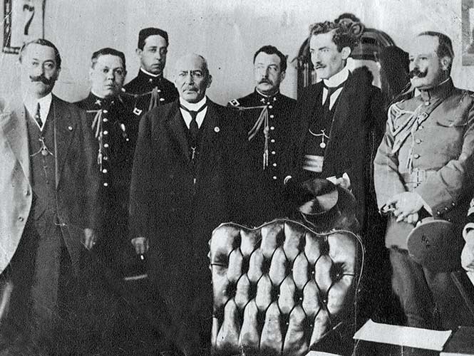 #undíacomohoy en 1914 el usurpador Victoriano Huerta ​renuncia ​a la presidencia, después de permanecer 17 meses en el poder, y abandona el país rumbo a Europa. En su lugar Francisco S. Carbajal, Secretario de Relaciones Exteriores, asumió la presidencia interina.