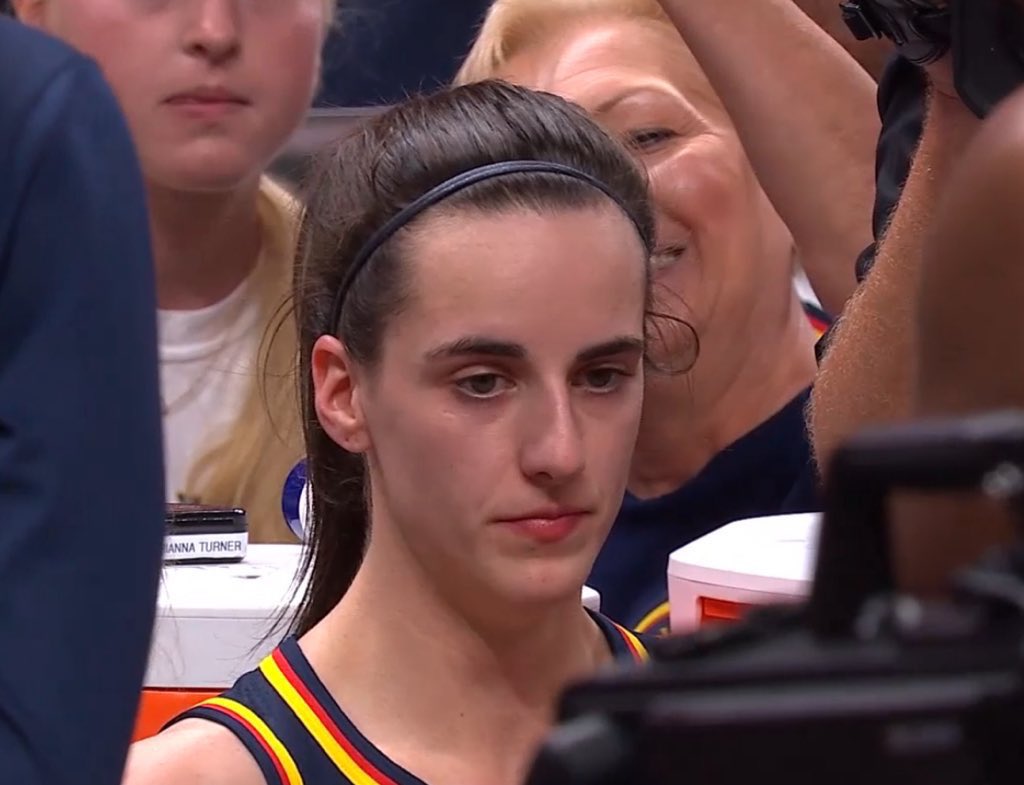 LeLaker's tweet image. CAITLIN CLARK 1ST HALF
5 PTS
3 REB
4 AST
1 STL
Fever lead 44-42. I hate these devil worshippers