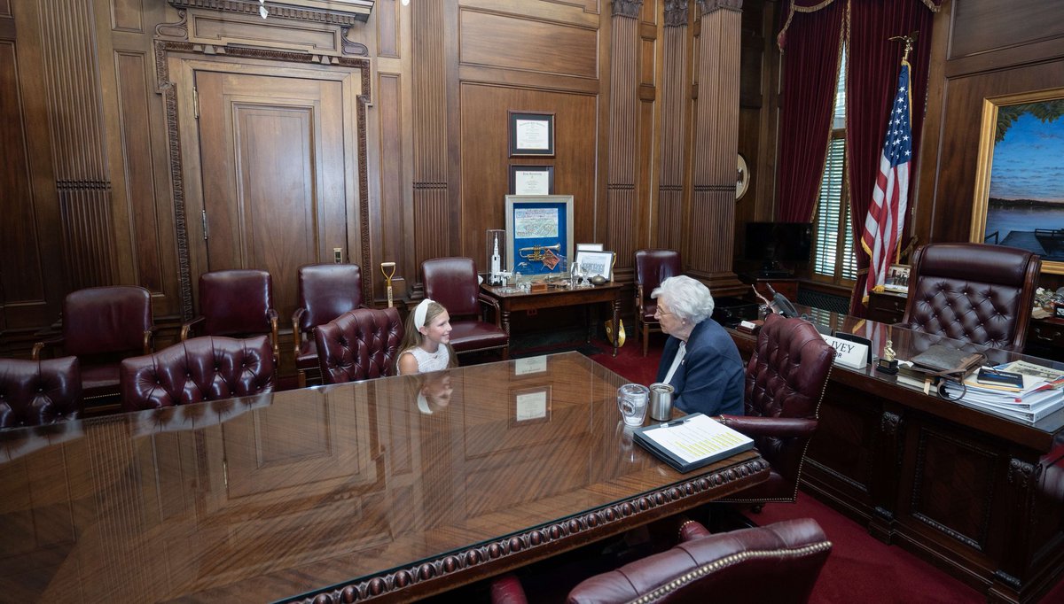 GovernorKayIvey's tweet image. Yesterday, I had the pleasure of bringing young Alabamian Griffyn Towe of Tuscaloosa to my office for a sit-down discussion. We talked Alabama history, school and her goals for the future that involve public service.
Y’all watch out for Griffyn — she’s going places! #alpolitics