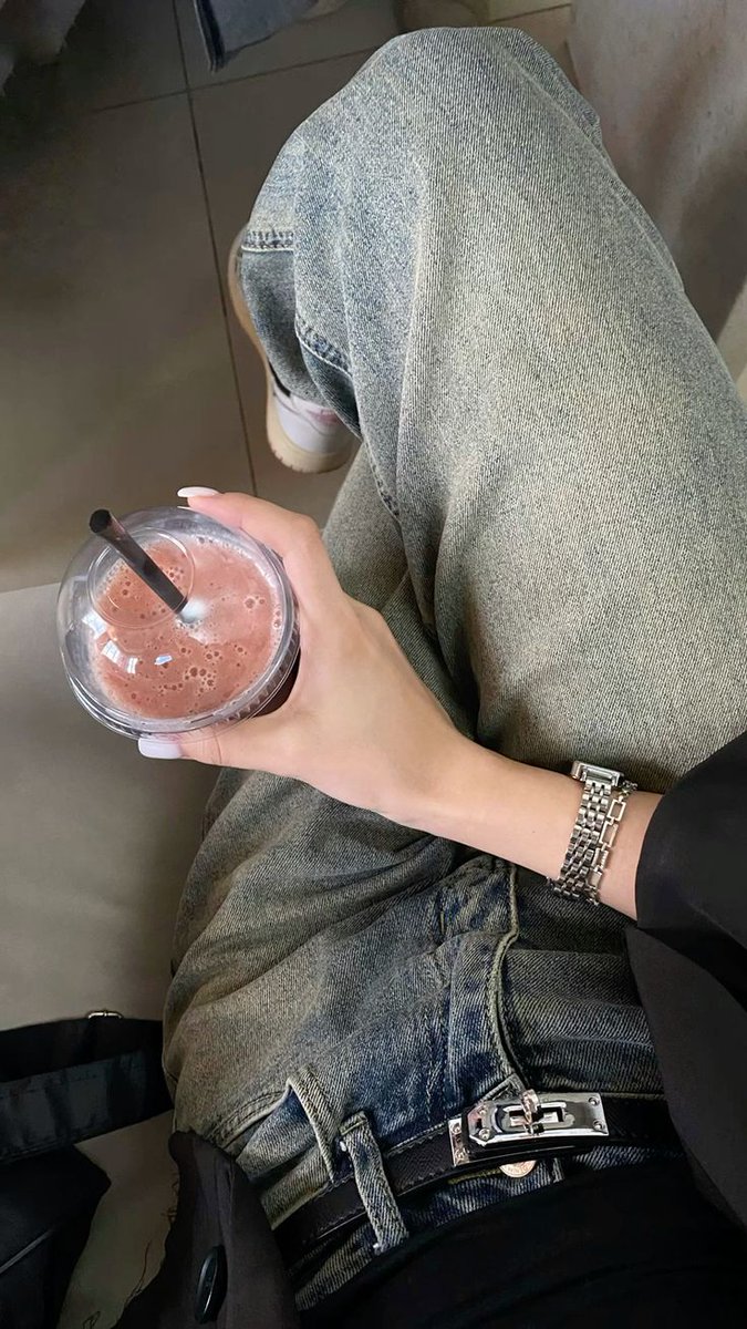 AliceAlice185's tweet image. Casual sips &amp;amp; silver details kind of day. 🍓🖤
#OOTDdetails #CoffeeBreak #StreetStyleVibes #MinimalMood #CasualCool #WeekendChill #DailyDetails #LaidbackLook #WristWatchGame #SipAndStyle #DenimDays