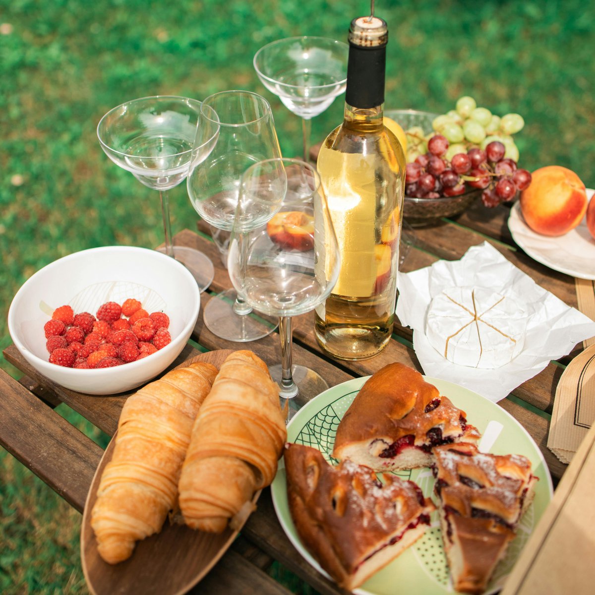 BakeEurope's tweet image. Tomorrow I'm sending out my July newsletter. This month I'm calling it Picnic Across Europe.
I focus on savory & sweet baked goods that you can make ahead, pop in a basket, & enjoy on a blanket under the shade of a tree.
Find the sign up in my bio. 📰🧺🌳
