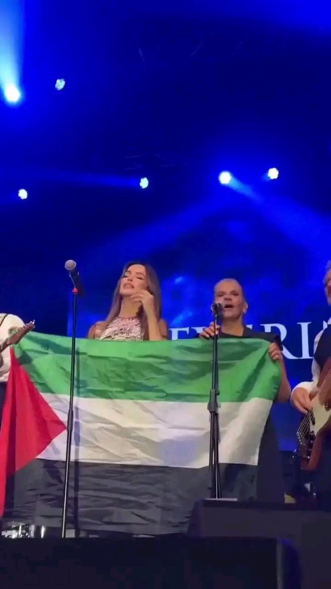 sabah31798's tweet image. No Arab artist has ever done this before… The world-renowned Croatian singer Severina proudly raised the Palestinian flag in front of thousands.
In a powerful and unprecedented moment, internationally acclaimed Croatian singer Severina held up the Palestinian flag with pride…