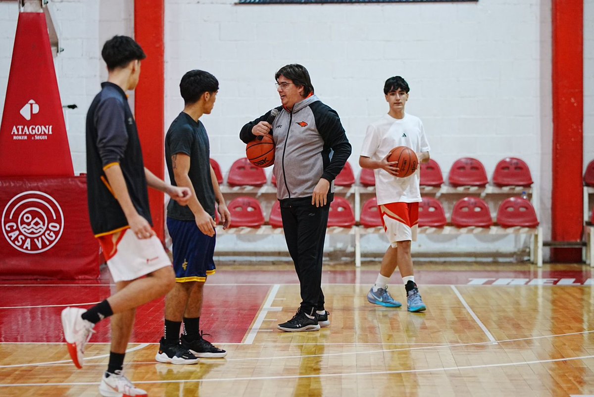 🗣️Jornada de charlas en el Campus ADN - Formación Olímpica de Herrmann

👉El Lic. en Kinesiología, Marcelo Capaccioni, habló del “Método CAB: ”Apoyo - Postura - Equilibrio- Lateralidad y Julián Pagura brindó una clínica sobre entrenamientos dinámicos, con demos en cancha.