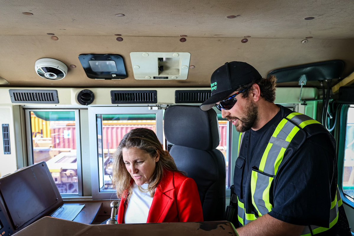 cafreeland's tweet image. Heureuse d’être à @PortSaintJohn avec Wayne Long aujourd’hui. Alors que notre gouvernement investit dans des infrastructures d’édification de la nation, le port jouera un rôle central dans le renforcement et la diversification des corridors commerciaux du Canada—un moteur…