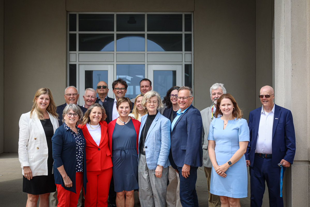 cafreeland's tweet image. Heureuse d’être à @PortSaintJohn avec Wayne Long aujourd’hui. Alors que notre gouvernement investit dans des infrastructures d’édification de la nation, le port jouera un rôle central dans le renforcement et la diversification des corridors commerciaux du Canada—un moteur…