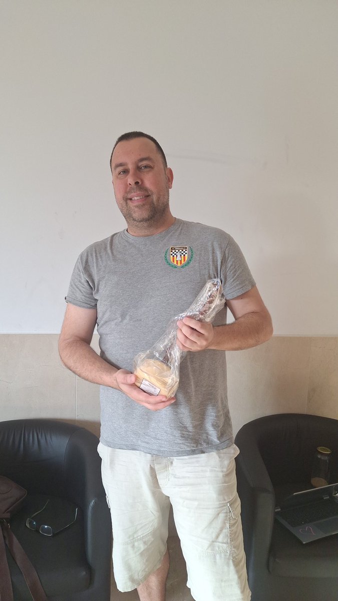 Ha comenzado el circuito de torneos veraniegos de ajedrez de Catalunya 2025
Como cada año participarán varios socios del club.
Los primeros fueron Páez en Llinars (en la foto, ganando premio de tramo), en Barberà jugó Carles y en St Martí están jugando J.Ramon y Manel.
Éxitos!!