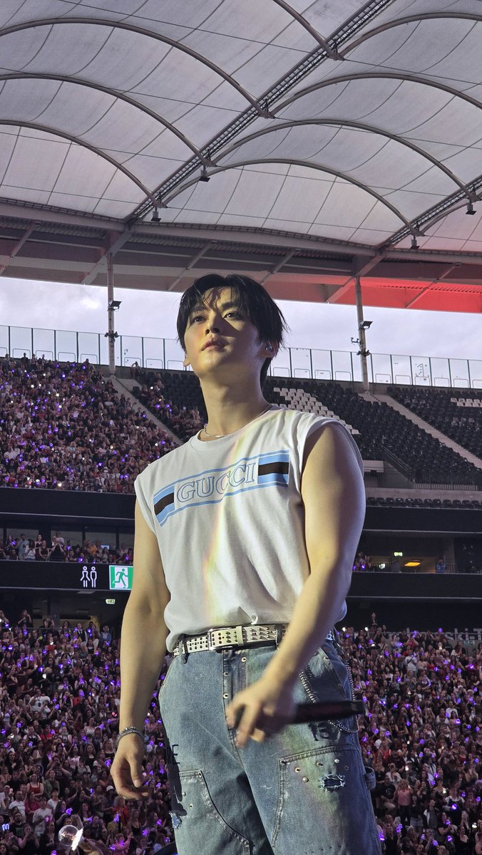 Illoustrate_art's tweet photo. Rainbow Lee Know in Frankfurt today ✨️
#스트레이키즈 #StrayKids #dominATE #StrayKids_dominATE_frankfurt #straykidsfrankfurt #dominATE_frankfurt #StrayKidsEurope https://t.co/uGXuf3FWDZ