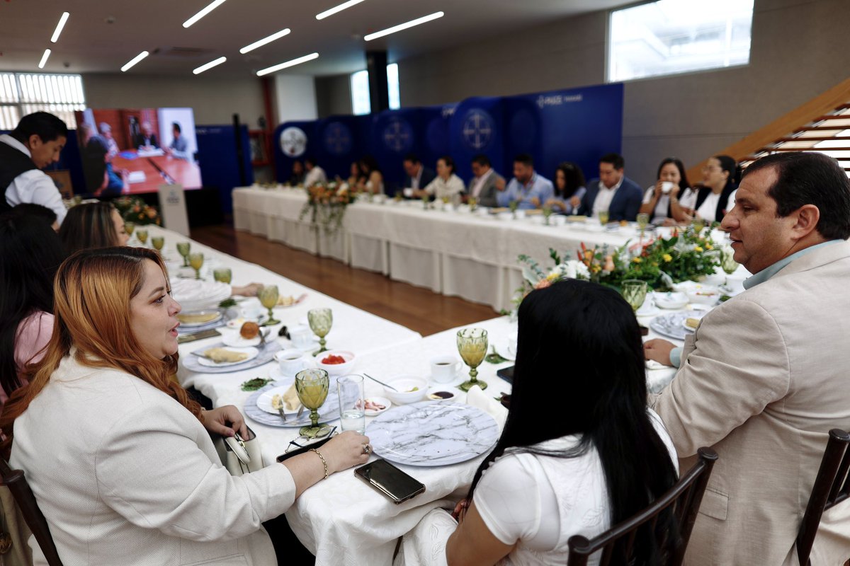 Hoy y mañana se realiza la I Feria de Empleabilidad PUCE Manabí para fortalecer la relación entre el sector académico y productivo a través de espacios de diálogo. 

Un gusto compartir estas actividades que buscan impulsar el desarrollo de los jóvenes graduados con la promoción