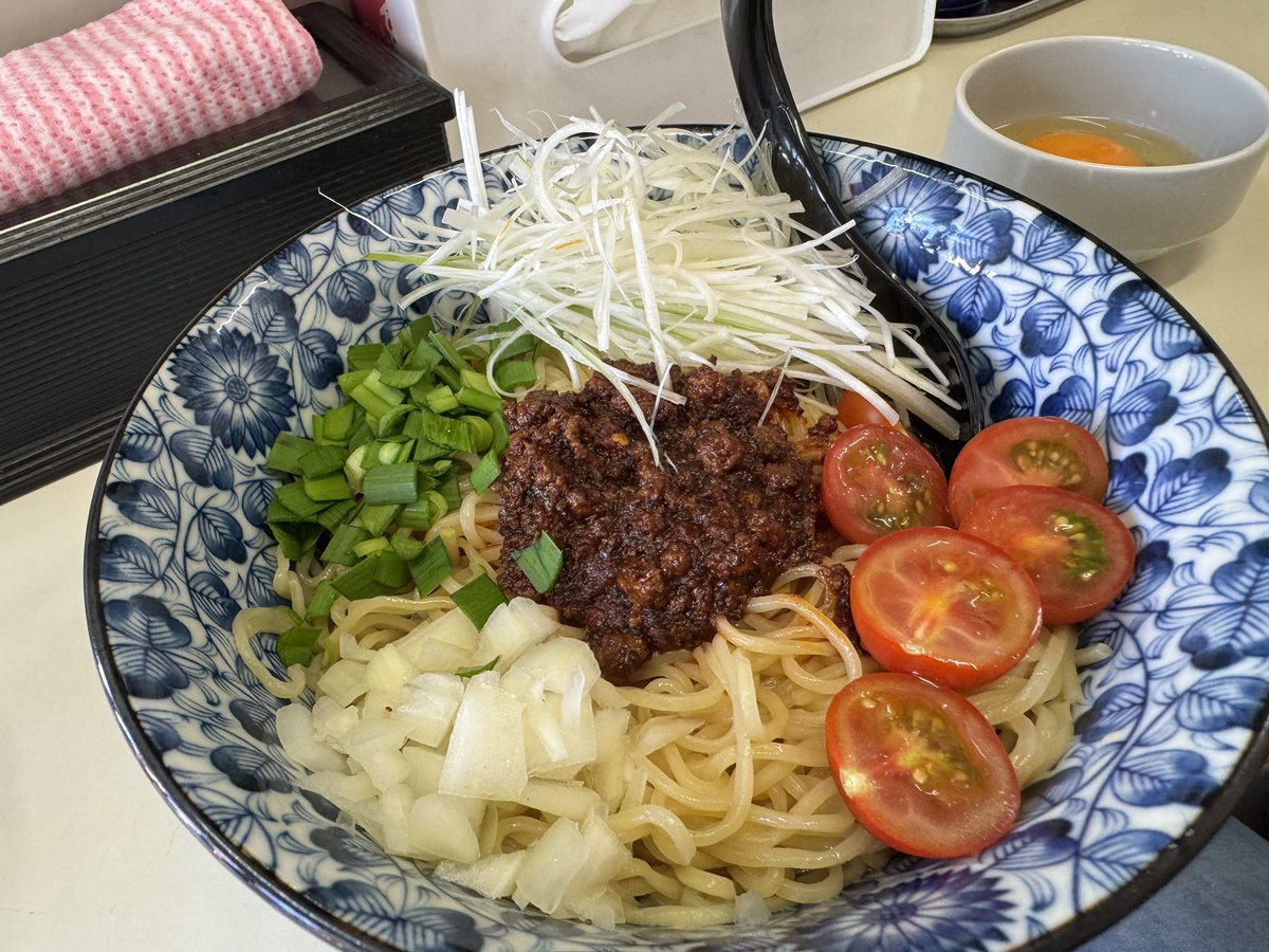 minowayatori's tweet image. 【お店からのお知らせ】
7/27.28の日月でビンギリコラボを実施します!
今回は旨辛冷やし中華です✨
もちろんビンギリさんの辛い肉味噌も乗ります!
パクチー、レモンなどトッピングで置く予定です‼️
7.8月しか実施しないので是非ご来店ください。
※写真はイメージです。