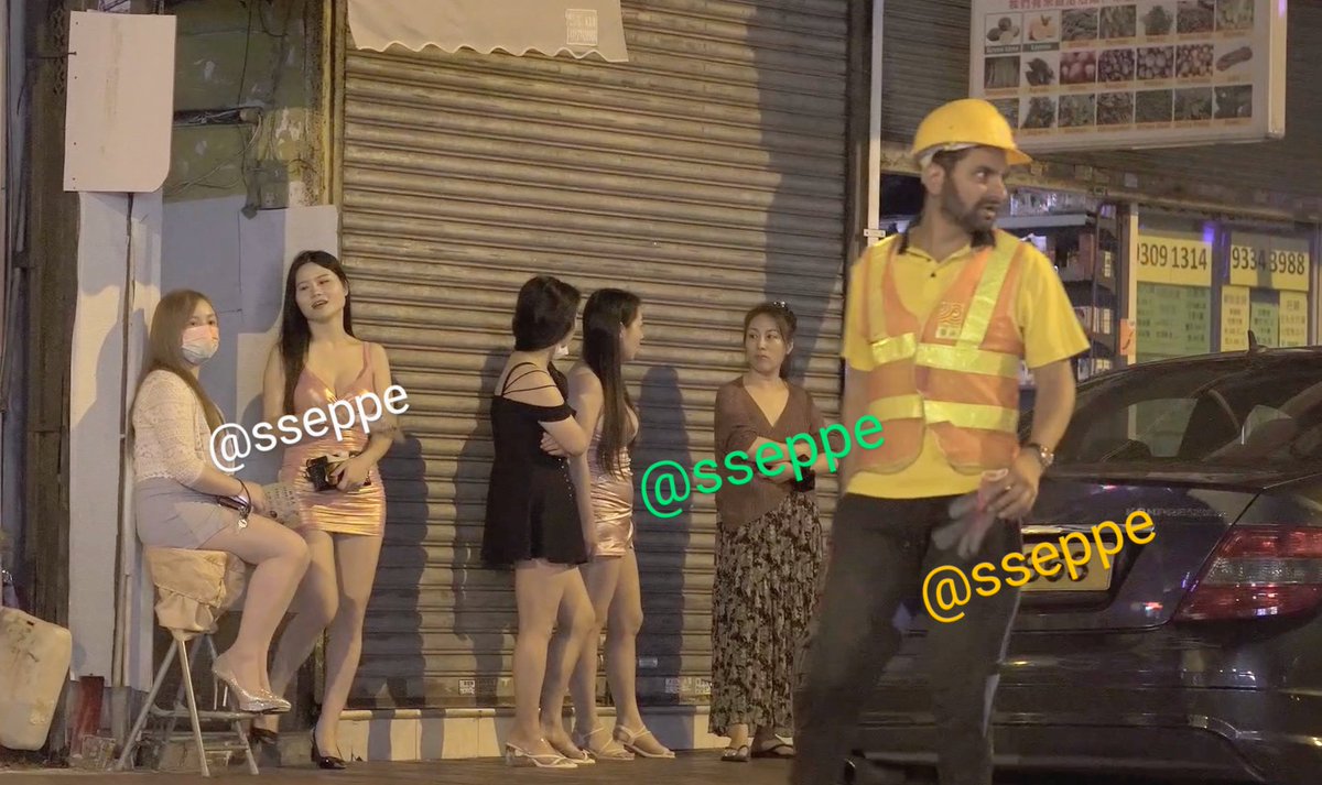 在香港,卖淫也是一种职业,就跟东南亚过来的劳工一样,都是社会的底层。这两年经济不景气,很多大陆妇女过来出卖肉体,一个月能挣大几万甚至十来万。图片水印是电报裙号码,摄于香港庙街。 https://t.co/99eokxP6wc