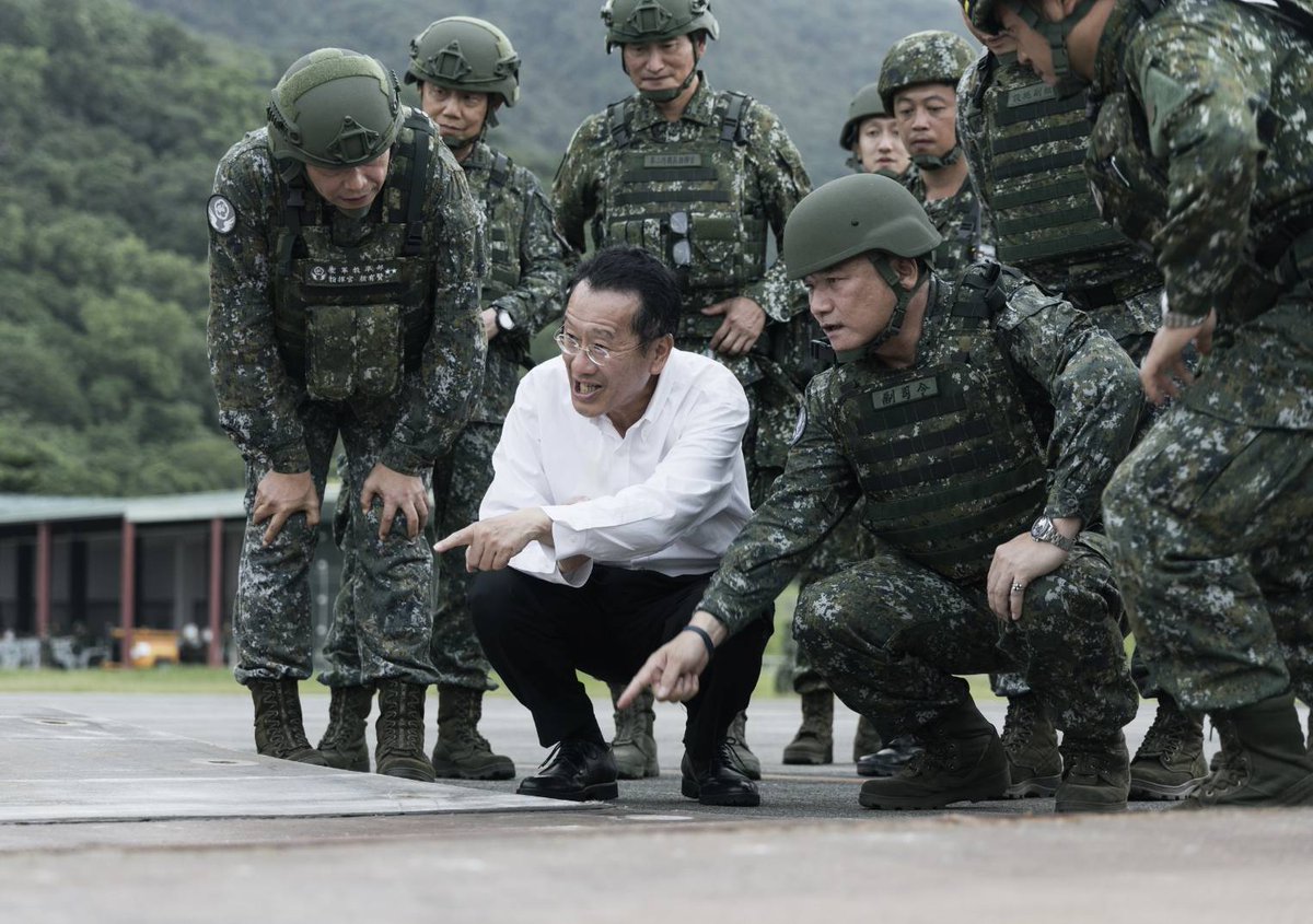MoNDefense's tweet image. #HK41 #Day8
Minister Wellington Koo visited Hualien last night to inspect the #ROCAF nighttime runway repair drill and check on the well-being of participating personnel.