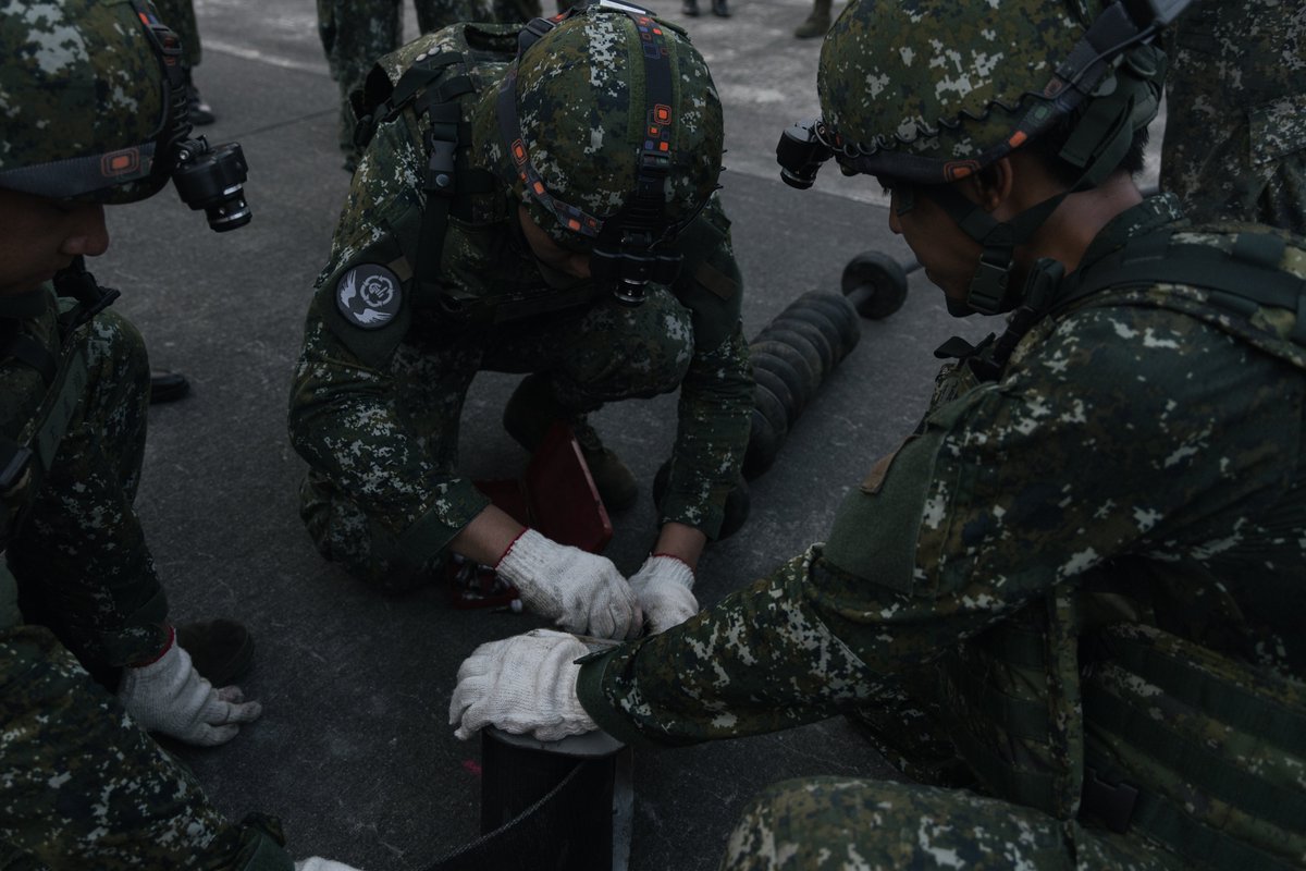 MoNDefense's tweet image. #HK41 #Day8
Minister Wellington Koo visited Hualien last night to inspect the #ROCAF nighttime runway repair drill and check on the well-being of participating personnel.