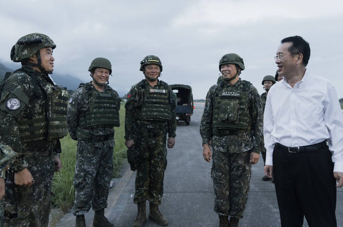 MoNDefense's tweet image. #HK41 #Day8
Minister Wellington Koo visited Hualien last night to inspect the #ROCAF nighttime runway repair drill and check on the well-being of participating personnel.