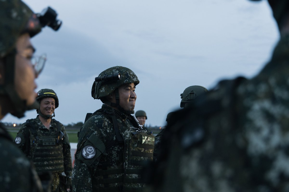 MoNDefense's tweet image. #HK41 #Day8
Minister Wellington Koo visited Hualien last night to inspect the #ROCAF nighttime runway repair drill and check on the well-being of participating personnel.