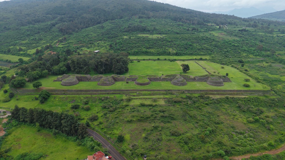 Las Yácatas de #Tzintzuntzan, en pleno corazón de este #PuebloMágico, te esperan con una historia que asombra.
Esta Zona Arqueológica destaca por sus construcciones semicirculares, únicas en su tipo y excepcionales para su época.
Un legado purépecha que sigue en pie y que tienes