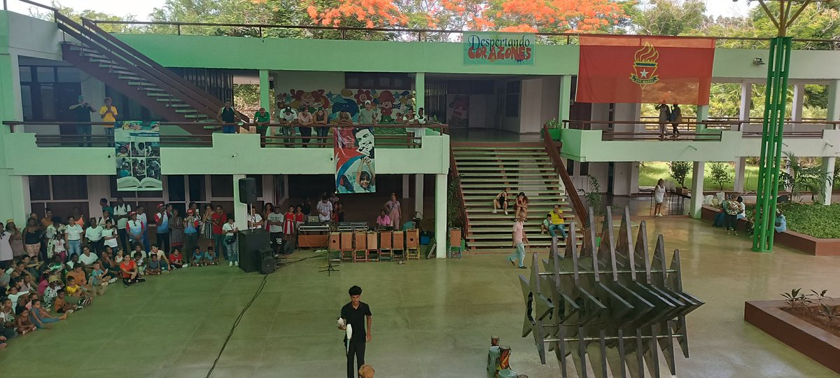 Continúa programa d visita d Mónica Geingos exprimera dama de Namibia, al Palacio de Pioneros Che Guevara, apreció las actividades que desarrolla esta instalación, y recordó un centro similar que lidera en su país. Disfrutó la alegría contagiosa de los niños y niñas.
#FMC65