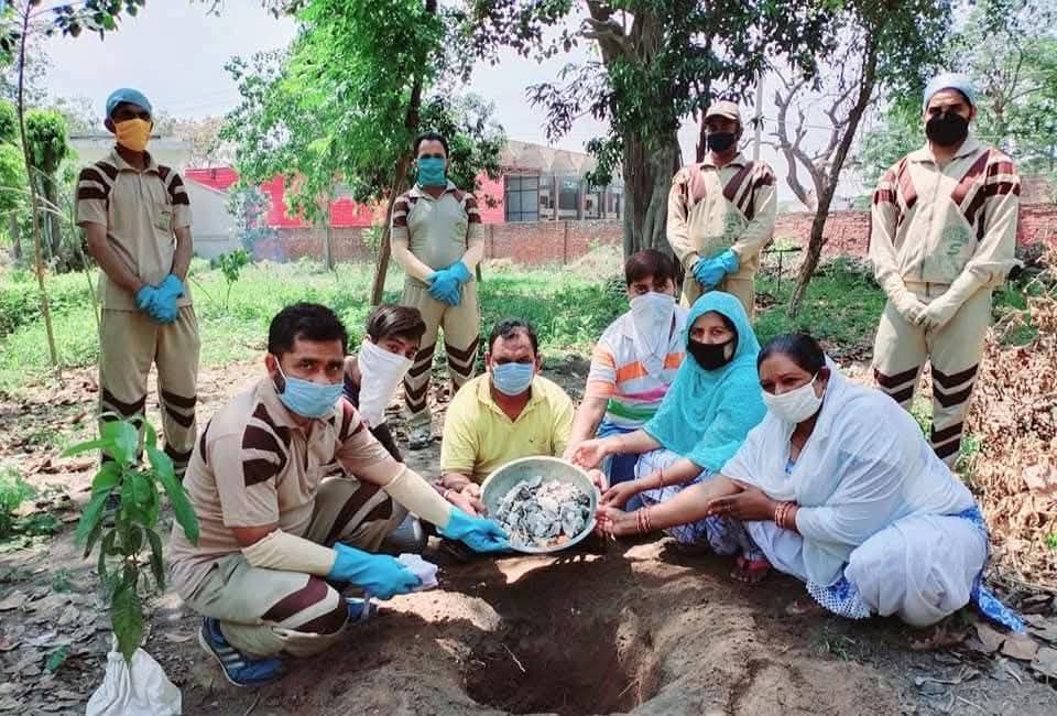 official_dv_09's tweet photo. Dera Sacha Sauda's Tree Plantation on Ashes initiative by Saint MSG honors the departed while protecting the environment. Plant a tree over ashes to reduce pollution and maintain ecological balance. #अस्थियों_से_परोपकार https://t.co/K4i1k9ZE44