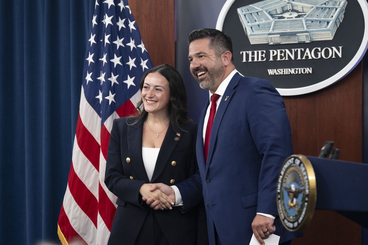 DaniCangianoDOD's tweet image. Yesterday, I was sworn in as Assistant Press Secretary at the @DeptofDefense. It鈥檚 the greatest honor of my life to serve this nation under the leadership of @SecDef and @POTUS .
I am so grateful and humbled beyond words. I will give it my all for America! 馃嚭馃嚫