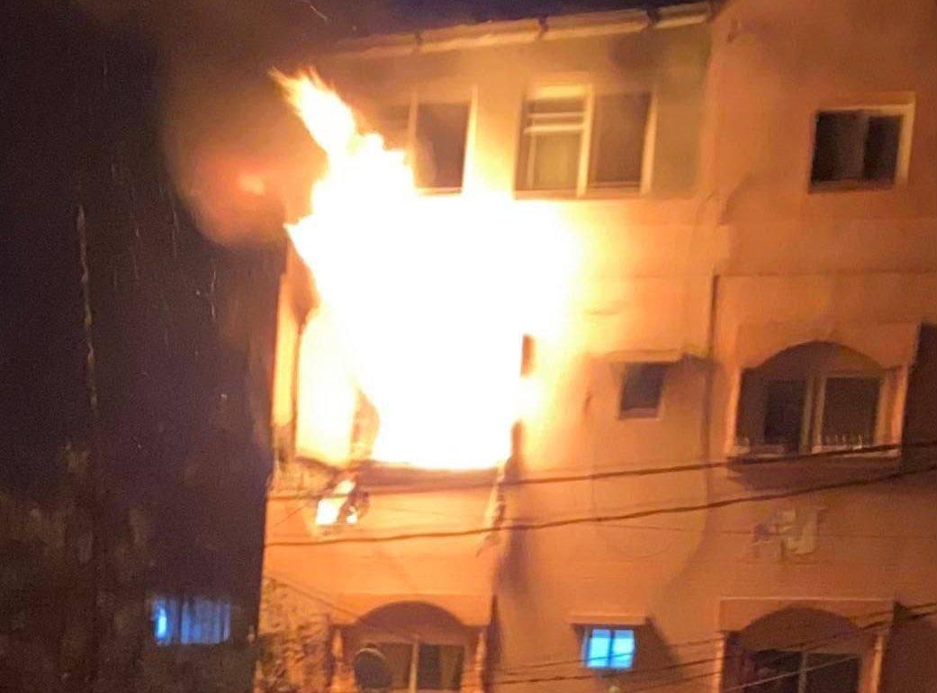 بينما ينام العالم، 

الآن.. هناك عائلة تحترق في غزة الآن