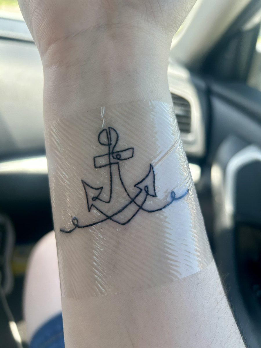 Forgot to show off my latest tattoo that I got done on 7/12 as a memorial piece for my Paw Paw who continues to be my anchor. It also stands for his time in the navy and being a fisherman for most of his life.