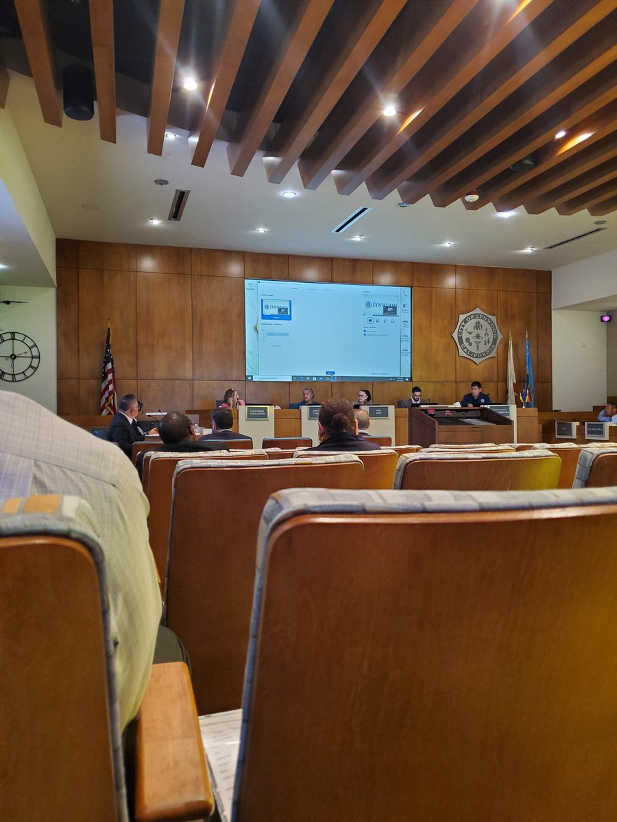 Vorloe's tweet image. Today, the City Council of Lynwood (next door neighbor to Compton) is voting on a resolution to establish an immigrant legal fund, audits for 🧊, and to support the no masked law enforcement bill in the senate.
We are here to support and speak on the troubles 🧊 is causing.