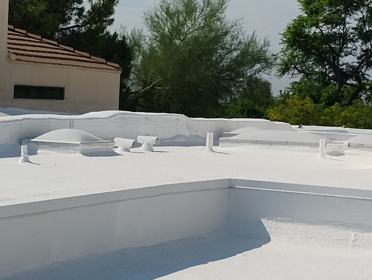 Cake_Kee_'s tweet photo. Just got done
Doing a topcoat on the roof now .
.
.
28sq white coating .
I always make sure my jobs looks good
.
.
#nativeroofing
#coating https://t.co/1a2THcvzy3