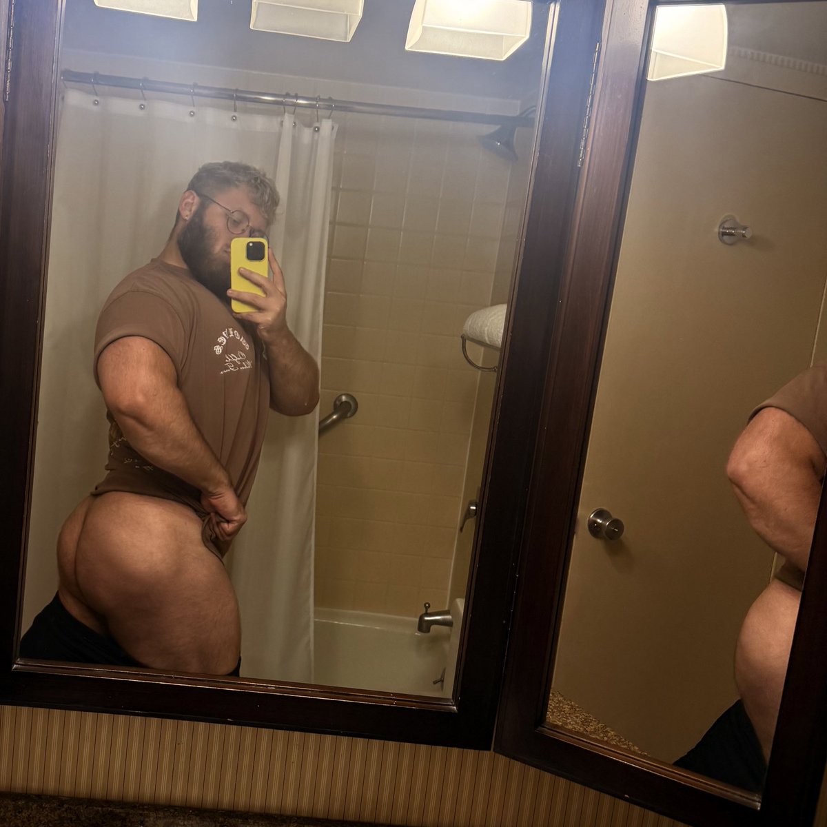 savaggeremix's tweet image. I don’t even want a bf I just want a gym dude who’s so roided he lets me be his side piece cause the Tren makes his libido fucking insatiable and he’s emotionally unavailable but I milk him and we get food after every lift and he vents to me about his gf