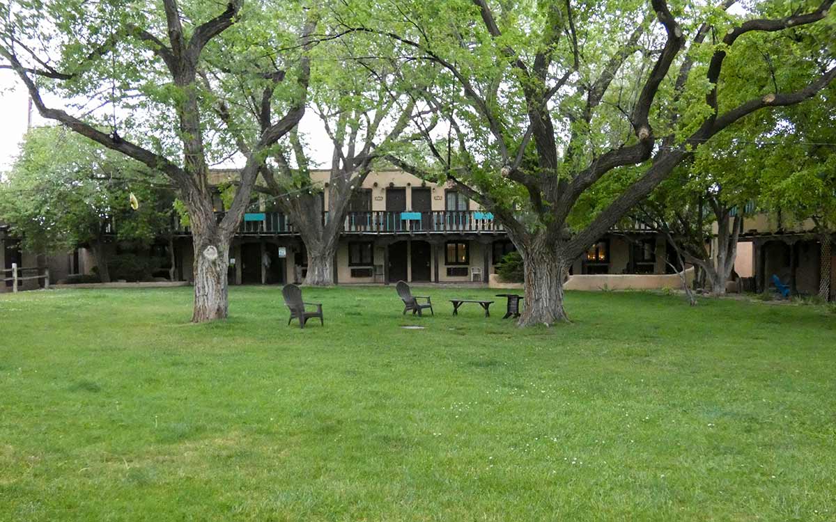 505Nomad's tweet image. Sagebrush Inn & Suites in #Taos opened in 1931 as a 13-room #hotel, catering to guests traveling by carriage along the trade route between New York and Arizona - newmexiconomad.com/sagebrush-inn-…
#travel #roadtrip #vacation #weekendgetaway #NewMexico #petfriendly #familyfriendly