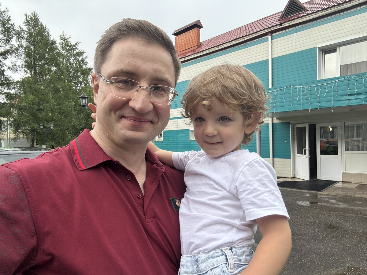 akimovroman's tweet photo. Наш общий День Рождения с сыном. Артёмке стукнуло 3 года, а мне чуток побольше. 🫶
Дети на отдыхе в Подмосковье в прекрасную пору, когда ещё лето - маленькая жизнь… ♥️♥️

Время летит незаметно и очень быстро…

Спасибо всем, кто сегодня завалил меня поздравлениями. 🙏🏻🤝🫶 https://t.co/uqQajCh4KI