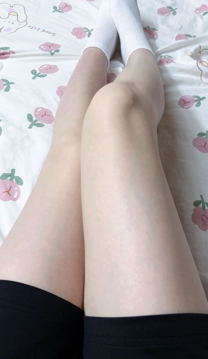TuTSama233's tweet photo. 新鲜出炉大清早腿腿！
能被摸摸就更爽噜( ˝ᗢ̈˝ ) https://t.co/8ZTStvlEsG