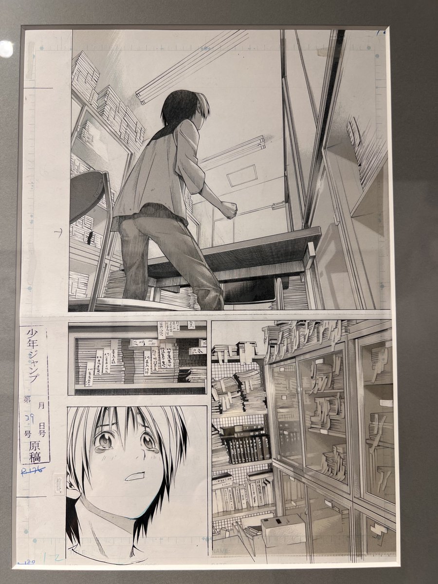 #ヒカルの碁展東京に行ってきました
#ヒカ碁展
参考があるとしても、画力が大変高いとしてもまず背景センスが良すぎないか？配置やトーン、線の細さ、etc… 
昼と夜は線メインかトーンメインかで描き分かるんですね…
カーテンだけが揺れていることの寂しさ、棋譜諸々に貼ってる付箋量の絶妙さ…