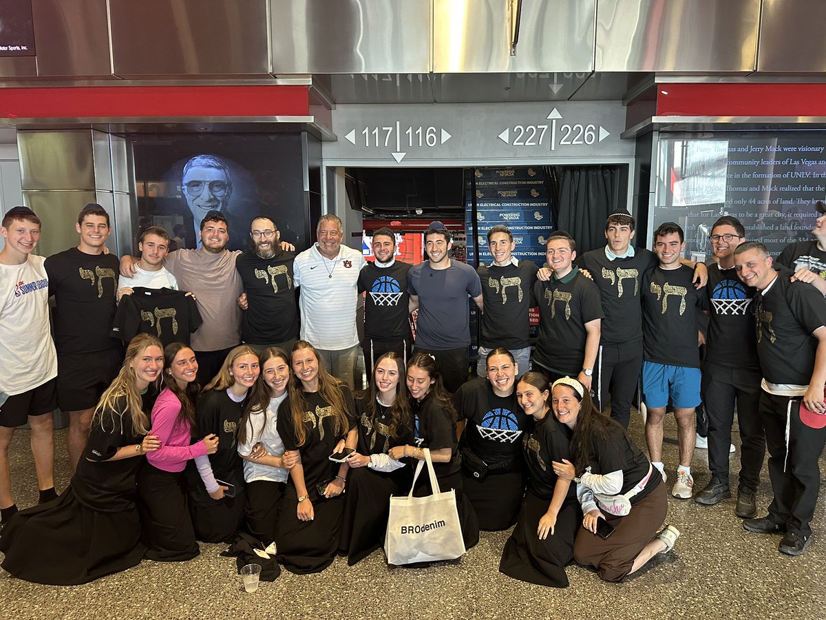 JewishCoaches's tweet image. NBA Summer League in Las Vegas with Auburn head coach Bruce Pearl @coachbrucepearl & our friends from @campmorasha
#JCA | #JewishCoaches | #NBASummerLeague