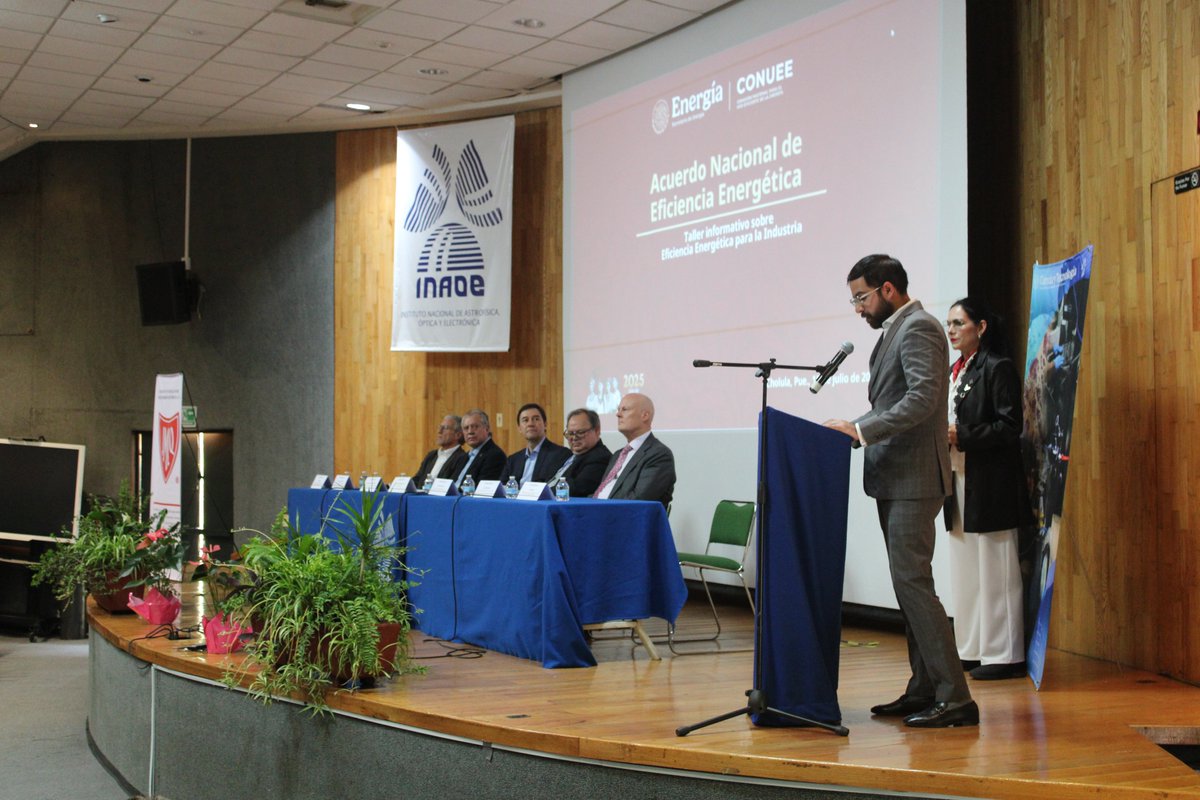 EnergiaPuebla's tweet photo. 💡 Por un futuro más eficiente y sustentable, nuestro Director General, @RodoCam91, participó junto a la @CONUEE_mx y la Agencia Danesa de Energía en el taller “Eficiencia energética en la industria”, para invitar a empresas poblanas a sumarse al Acuerdo Nacional de Eficiencia Energética, con acciones que fortalezcan la competitividad y el bienestar energético de la entidad. 

Así, el @Gob_Puebla refrenda su compromiso con la transición energética justa, la sostenibilidad y el impulso de una industria responsable.  🌿✨

#PorAmorAPuebla #PensarEnGrande