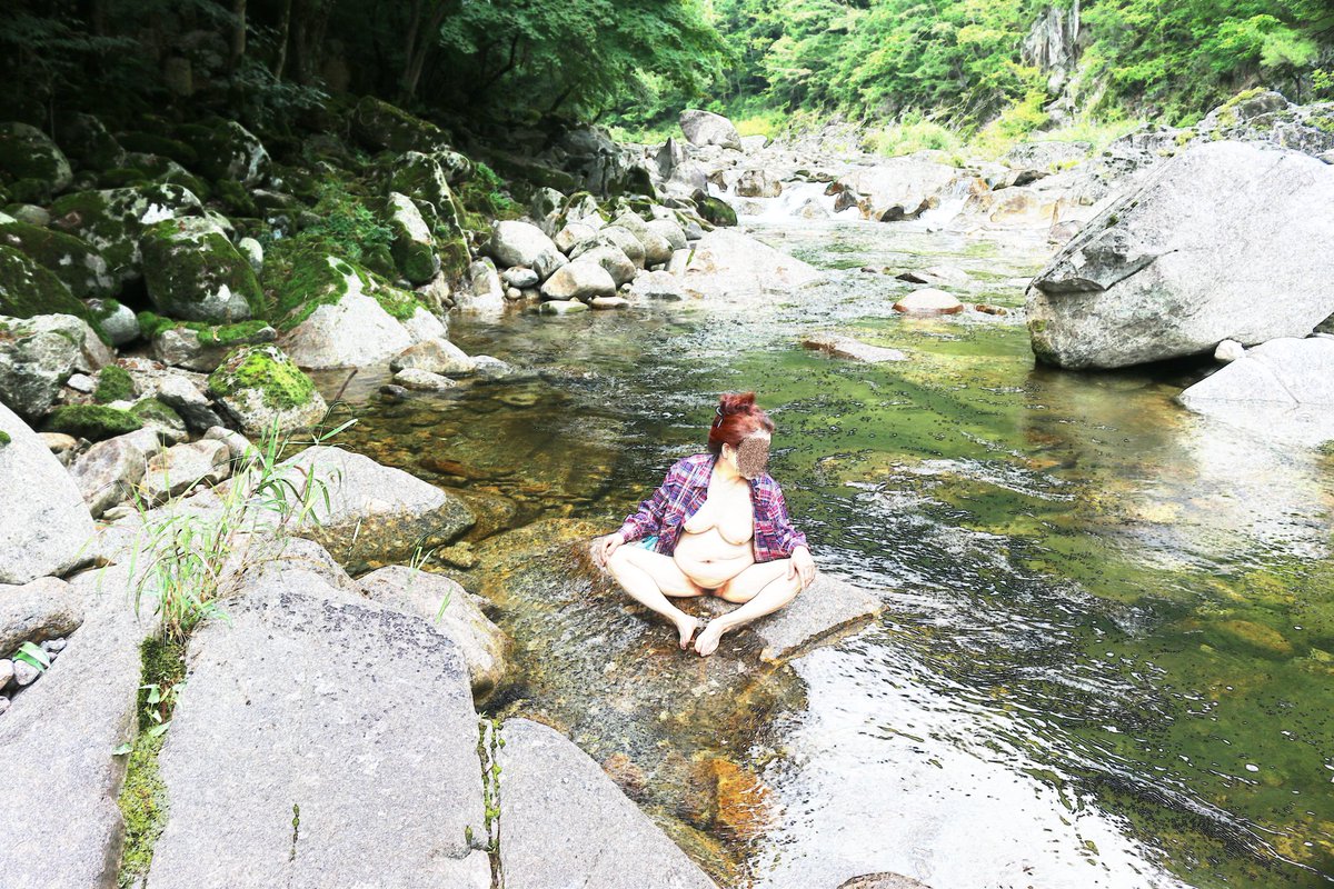 때이른 여름휴가 
지리산 어느계곡