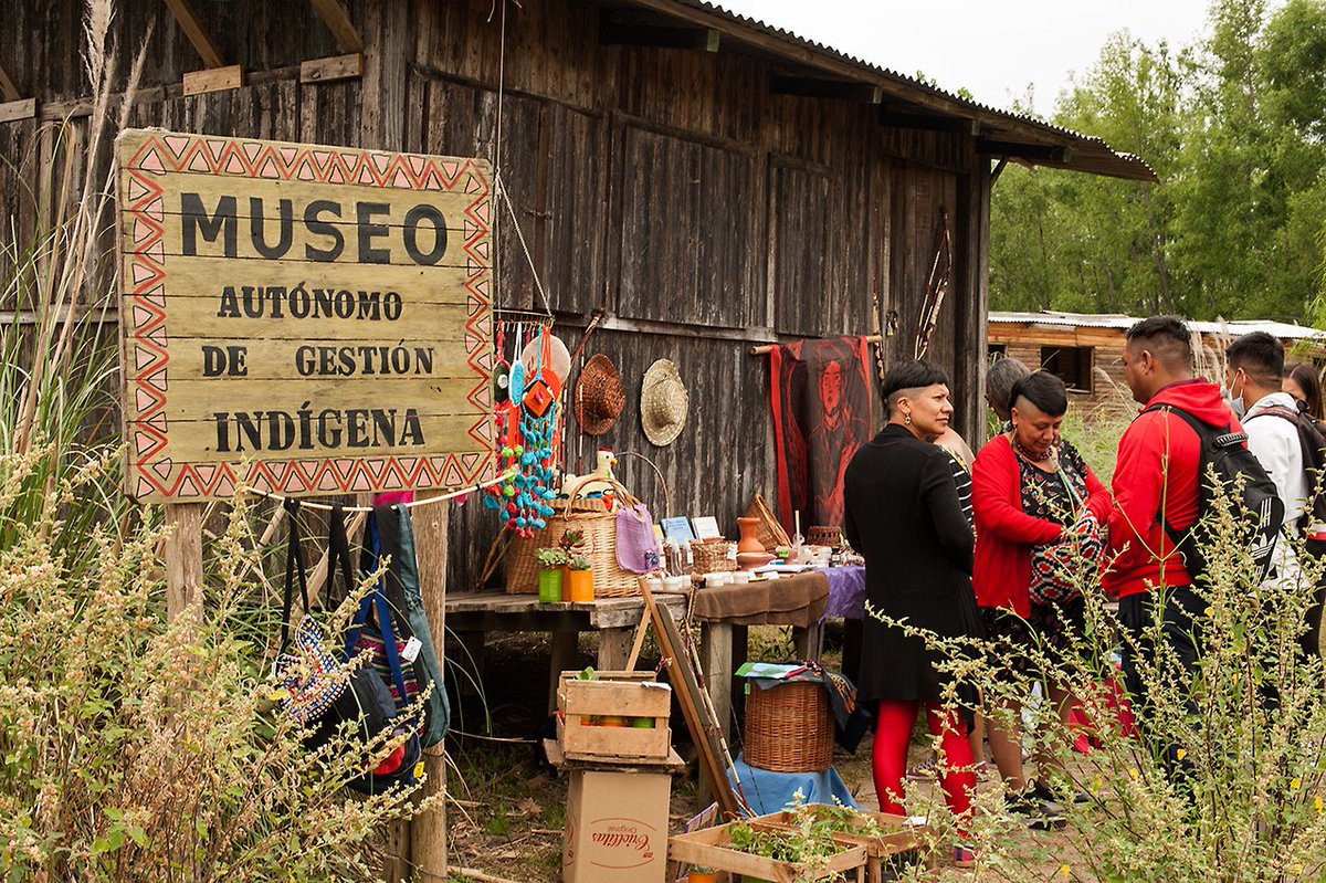 agendapropiaap's tweet image. 🌀| La Unión de Pueblos Originarios lucha por el reconocimiento de sus comunidades y costumbres en Argentina. “La tierra no se puede vender ni comprar es obra de nuestro creador”, Reinaldo Roa, líder del pueblo Guaraní.
Ingresa a la historia:
bit.ly/ResistenciaPun…
