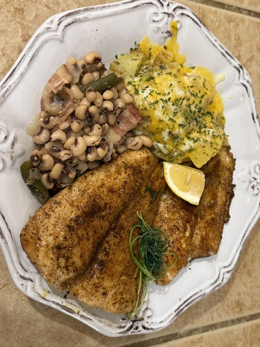Robs_Hunt's tweet image. Little homestyle tonight. Blackened red snapper and MS catfish. Fresh snaps n peas, and Cajun potatoes with @DadsSeasonings Tres Padres Cajun.
C’est Bon!
